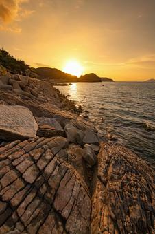 海岸沿いから眺める夕暮れ 海岸沿いから眺める夕暮れの写真
