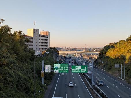 小雪前日の朝の横浜青葉インター付近の様子 東名高速道路,鶴蒔橋,横浜青葉インターチェンジの写真素材