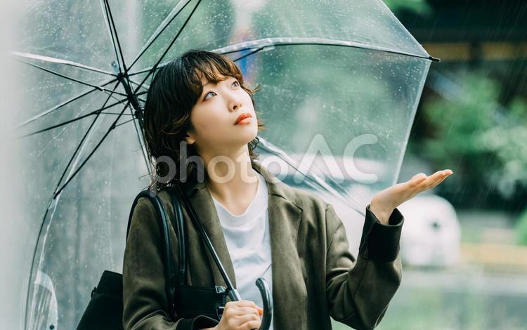 雨の中で傘をさす女性（梅雨・6月） 雨,梅雨,6月の写真素材