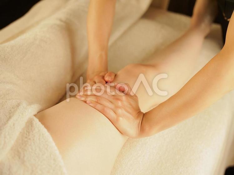 足をマッサージをするエステティシャン エステサロン,膝,足の写真素材