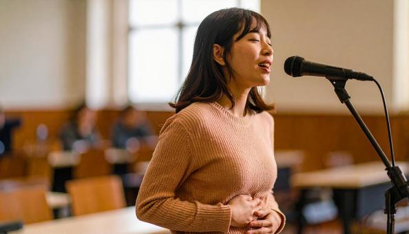 発声練習 ボイストレーニングをする女性 発声練習 ボイストレーニングをする女性の写真