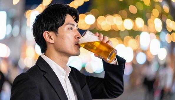ビールを飲む若い男性のポートレート ビールを飲む若い男性のポートレートの写真