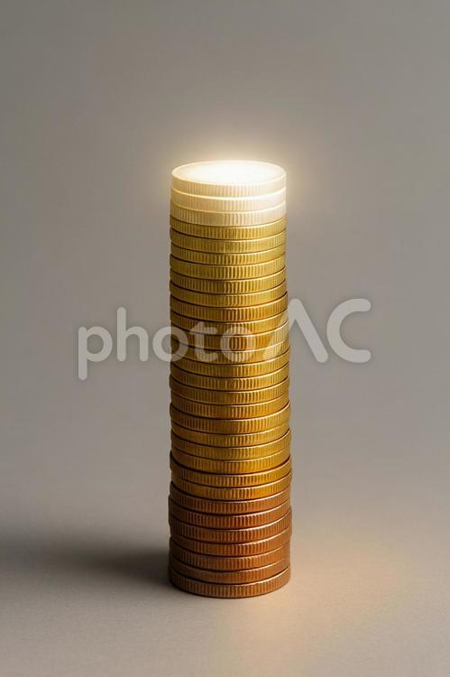 天頂から光差す黄金の塔 金貨,コイン,硬貨の写真素材