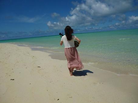 海と三線と女性 海と三線と女性の写真