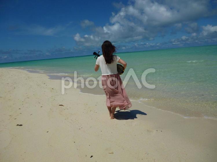 海と三線と女性 三線,沖縄,海の写真素材