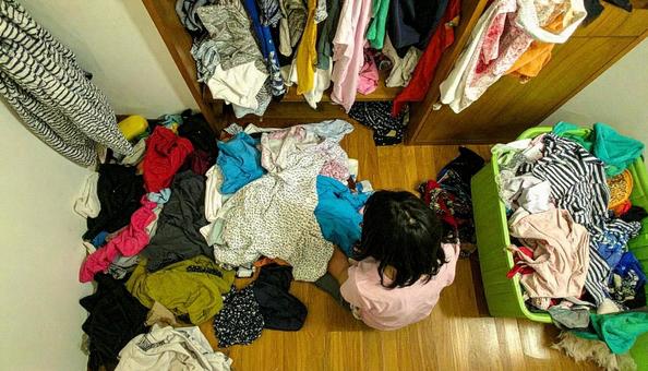 洗濯ものが散乱している女性の狭い部屋 洗濯ものが散乱している女性の狭い部屋の写真
