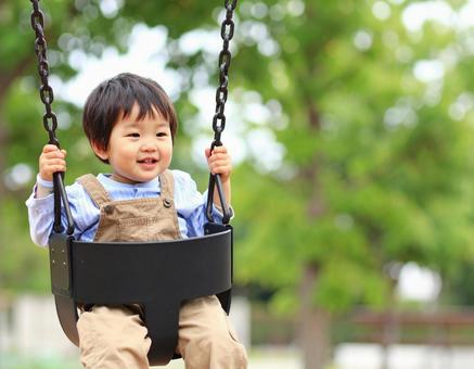 ブランコの男の子 ブランコの男の子の写真