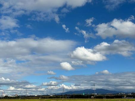 雲多めの空、雲、空 雲多めの空、雲、空の写真