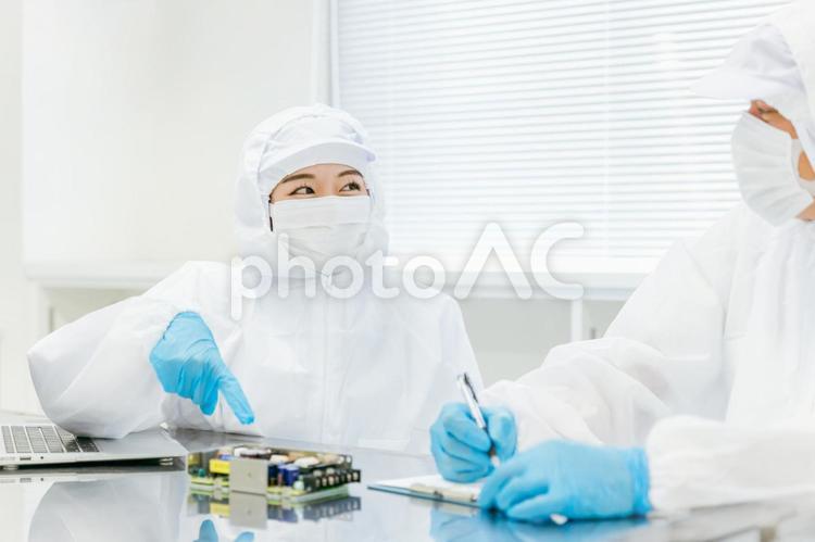 クリーンルームで精密機器を扱う女性 工場,クリーンルーム,製造業の写真素材