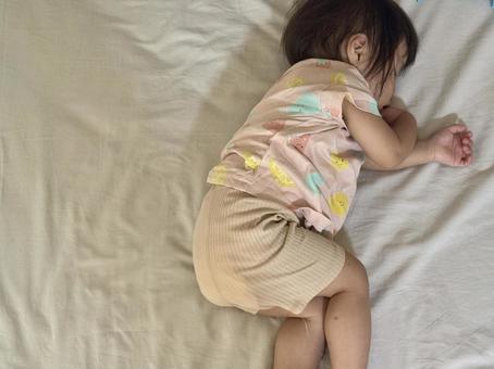 丸くなって眠る子供のイメージ 丸くなって眠る子供のイメージ お昼寝,ねんね,昼寝の写真素材