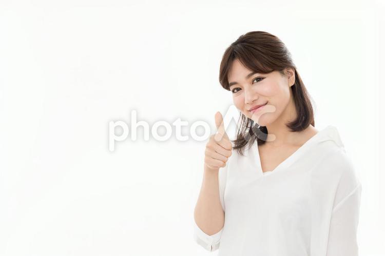 若い女性　グッド　サムズアップ 女性,人物,グッドの写真素材