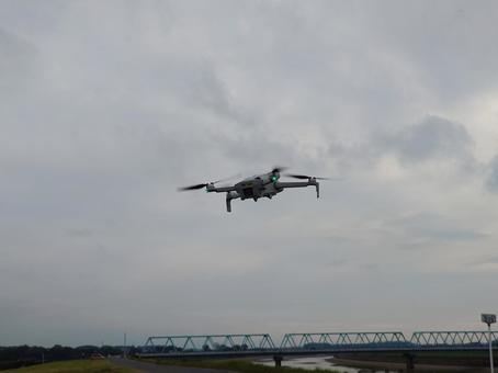 秋の空を飛行するカメラ付き小型ドローン 秋の空を飛行するカメラ付き小型ドローン 空,フライト,空撮の写真素材