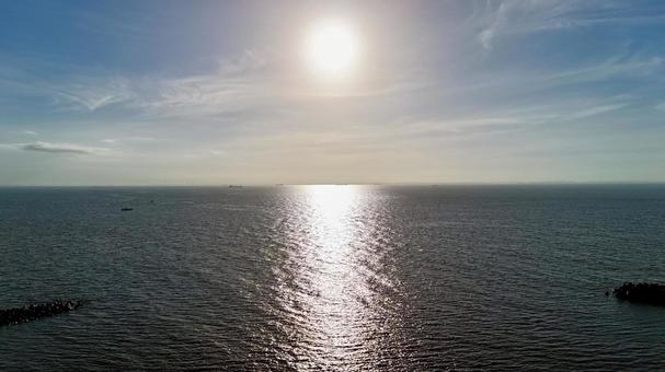 太陽と海の写真