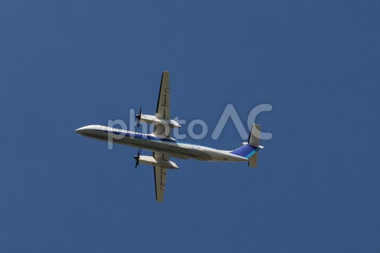 ひとり空を見ていた 福岡空港,晴れ空,青空の写真素材