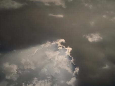 雲間からの月光の写真