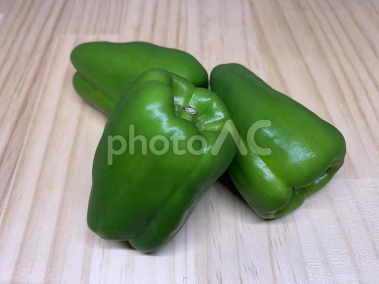 白い板の上のピーマン ピーマン,野菜,食材の写真素材