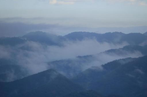 五老ヶ岳公園から見た京都府舞鶴湾の雲海の写真