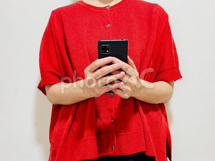 スマホで暇つぶしをする主婦 スマホ,女性,連絡の写真素材