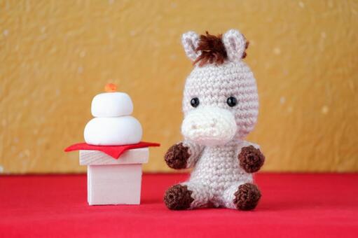 うまのあみぐるみと鏡もち 年賀状,年賀状素材,干支の写真素材