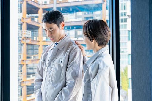 作業着を着た男女 作業着を着た男女 作業員,設計士,作業着の写真素材
