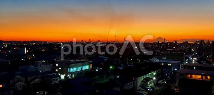 夕焼けに染まる富士山と工場地帯 夕暮れ,夕日,夕陽の写真素材