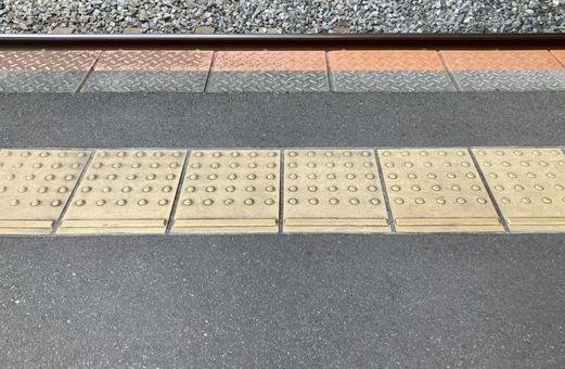 駅のホームの黄色い線 駅のホームの黄色い線の写真