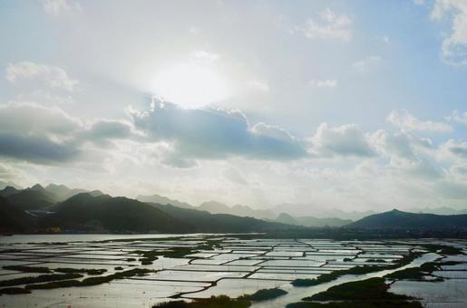夕陽に染まる棚田の風景 夕陽に染まる棚田の風景 棚田,水田,夕日の写真素材
