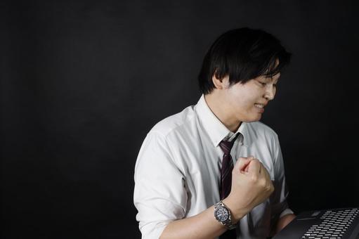 成功を喜ぶ男性社員 ガッツポーズ 成功を喜ぶ男性社員 ガッツポーズ 男性,サラリーマン,社会人の写真素材