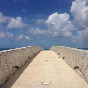 橋と青空 橋と青空の写真