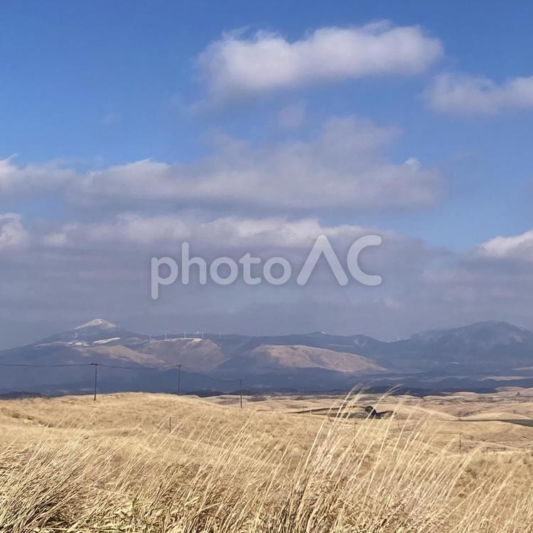 冬の阿蘇〜阿蘇市山田〜 阿蘇,冬,山の写真素材