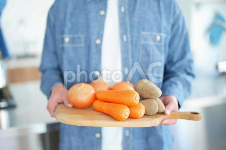 野菜を持っている人の手元 手元,顔なし,男性の写真素材