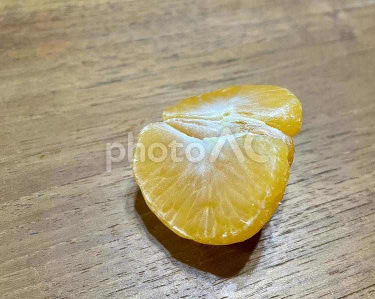 皮を向いたみかんの房 みかん,温州みかん,早生の写真素材