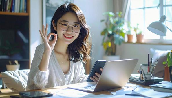 家計がうまくいきスマホ片手に微笑む女性 家計がうまくいきスマホ片手に微笑む女性の写真