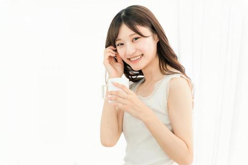 朝、家で白湯・コーヒーを飲む笑顔の女性 朝、家で白湯・コーヒーを飲む笑顔の女性 ホットドリンク,カフェイン,白湯の写真素材