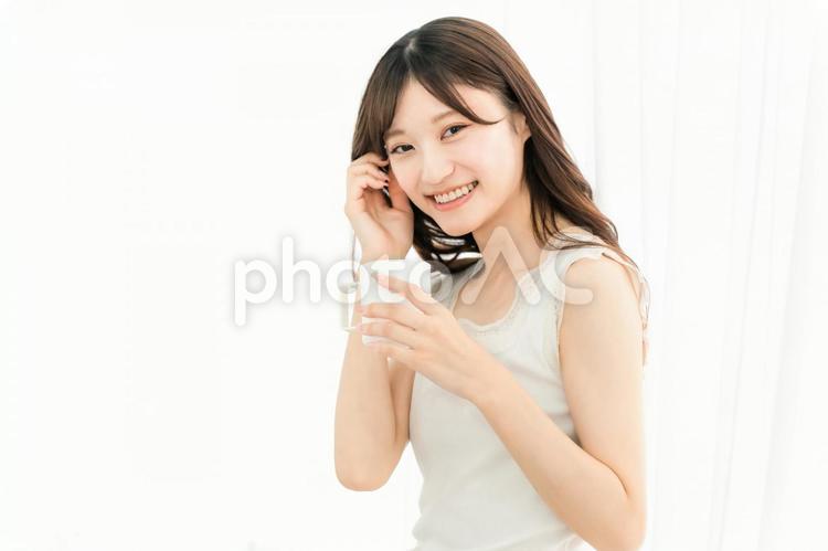 朝、家で白湯・コーヒーを飲む笑顔の女性 ホットドリンク,カフェイン,白湯の写真素材