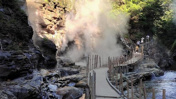 小安峡大噴湯(秋田県湯沢市) 小安峡大噴湯(秋田県湯沢市) 小安峡大噴湯,秋田県湯沢市,岩山の写真素材