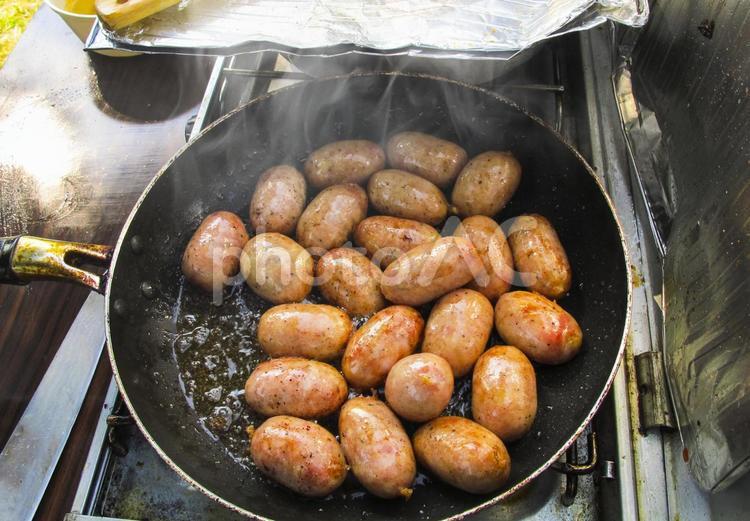 ミニソーセージを焼く ソーセージ,料理,バーベキューの写真素材