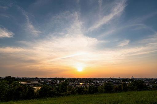 広大な夕焼けの空と街並み 広大な夕焼けの空と街並み 夕焼け,夕方,夕日の写真素材