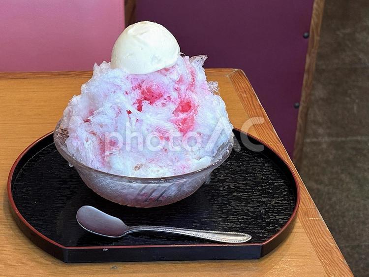 かき氷（いちごミルククリーム） かき氷,氷,美味しいの写真素材
