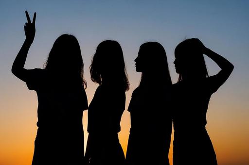 シルエット 4人女子組の横顔・青春・友情 シルエット 4人女子組の横顔・青春・友情の写真