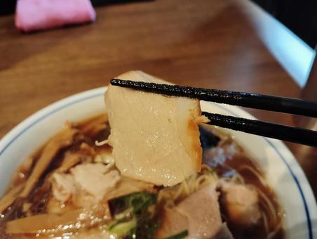 醤油ラーメンのチャーシュー 醤油ラーメンのチャーシューの写真