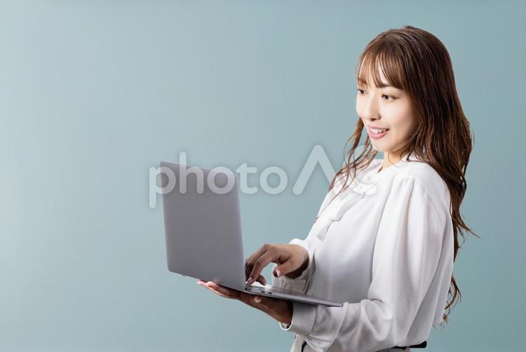パソコンを使う笑顔のビジネスウーマン 女性,ビジネス,パソコンの写真素材