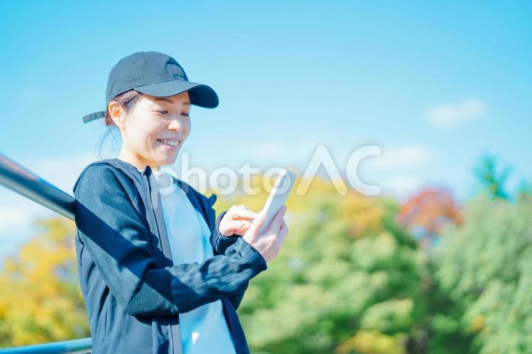 トレーニングするスポーツウェアを着た女性 運動,スマホ,音楽の写真素材