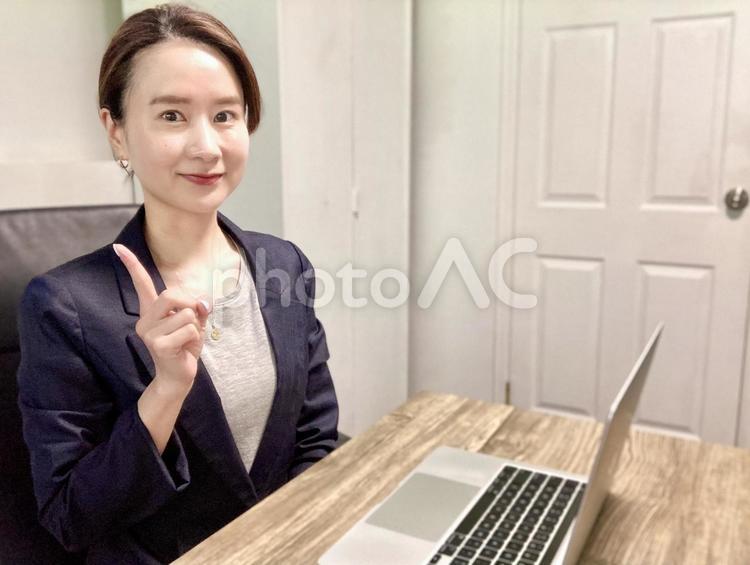 在宅ワーク中にポイントを説明する女性 女性,ラップトップ,ミーティングの写真素材