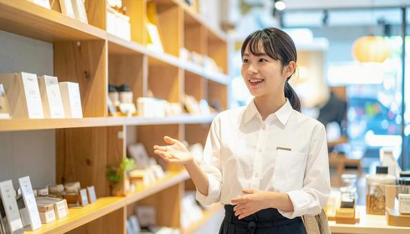 熱心に商品を説明する店員 熱心に商品を説明する店員の写真