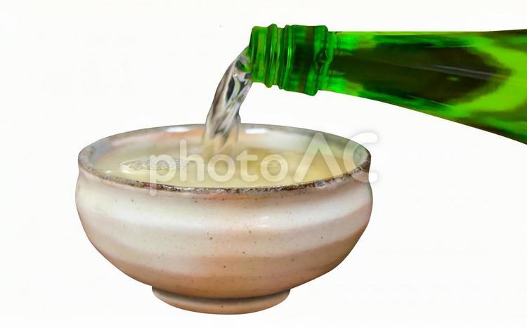 【PSD切り抜き】日本酒をお猪口に注ぐ 日本酒,お酒,アルコールの写真素材