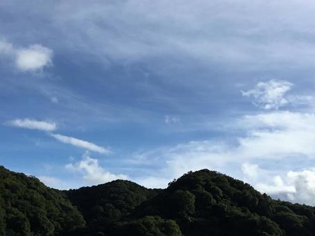 曇り空と山 曇り空と山の写真