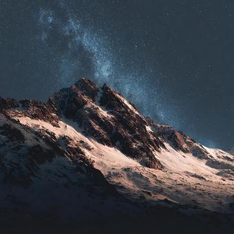 満天の星空の下、輝く雪をかぶった山々 満天の星空の下、輝く雪をかぶった山々の写真