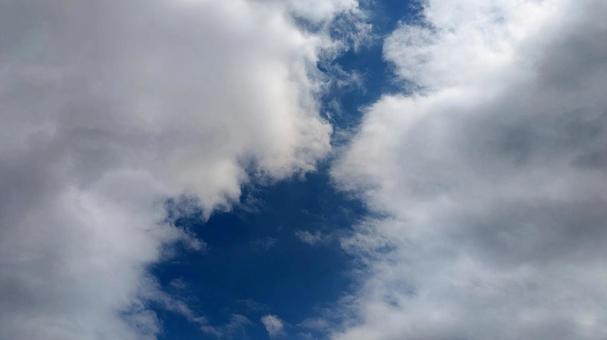 雲のある青空 雲のある青空の写真