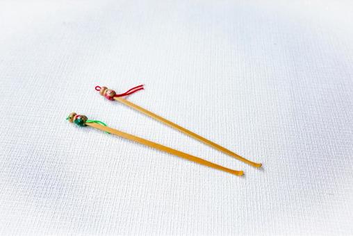 白い台の上の2本の竹製耳かき 白い台の上の2本の竹製耳かき 耳かき,耳,掃除の写真素材